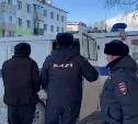 На Сахалине парни в масках с монтировкой связали сторожа скотчем ради красной икры