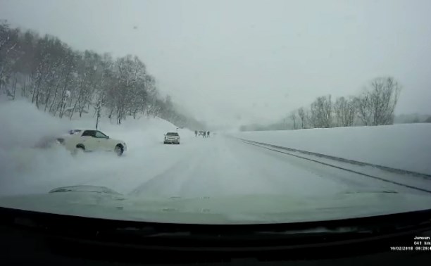 На трассе Южно-Сахалинск - Холмск легковой автомобиль протаранил стоявшую машину