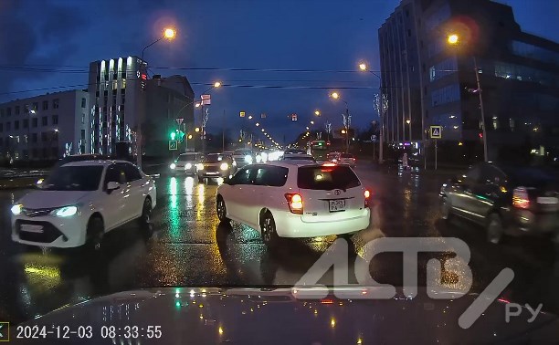 "Как делать нельзя": водитель "Тойоты" нагло перестроился на перекрёстке в Южно-Сахалинске