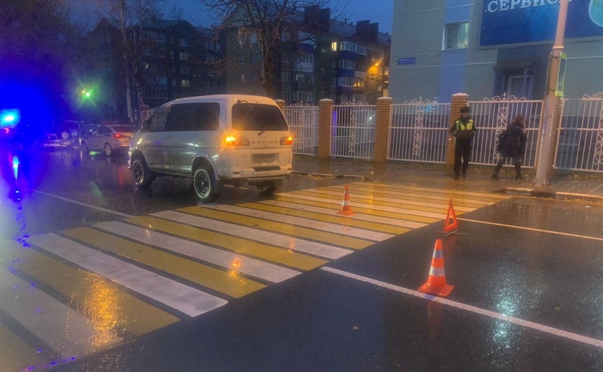 В Южно-Сахалинске в сильный ливень автомобиль сбил 17-летнего парня на пешеходном переходе