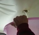 Жильцы дырявого дома в Южно-Сахалинске после дождя сливают воду с навесных потолков в тазы
