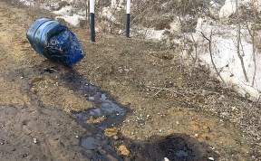 Бочки с вытекающим токсичным веществом валяются на дороге возле села Вал