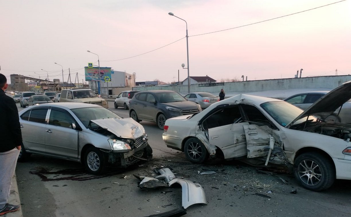 Две «Тойоты» столкнулись в Южно-Сахалинске