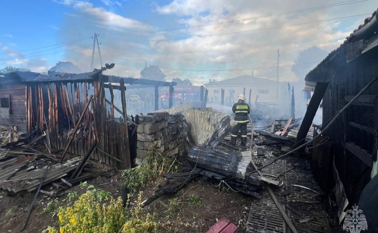 Более семи часов пожарные тушили жилой дом в селе Восход