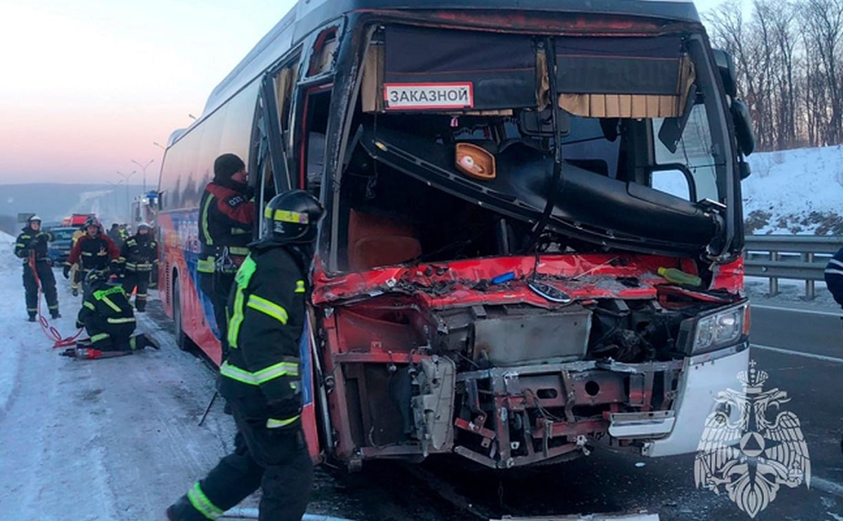 В Приморье автобус влетел в грузовик: 14 человек пострадали