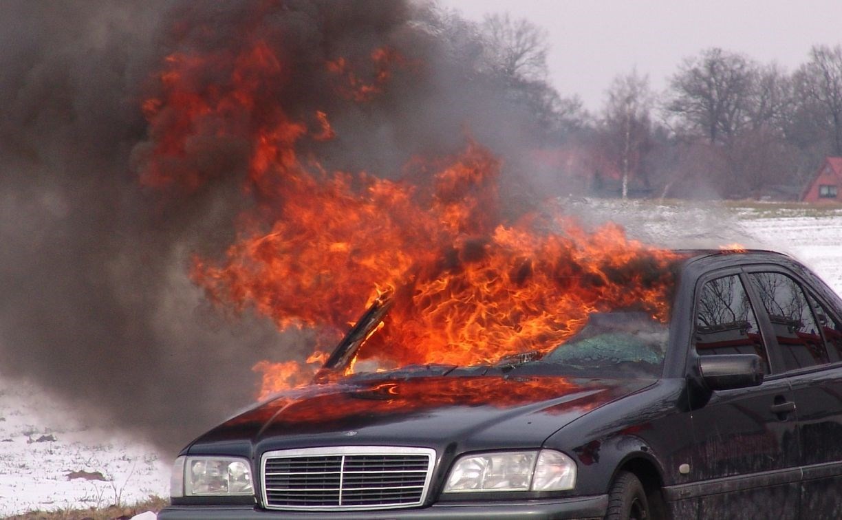 Автомобиль загорелся на проспекте Мира в Южно-Сахалинске