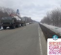 Водитель на Nissan Caravan врезался в прицеп стоящего КамАЗа и получил травмы в Макаровском районе