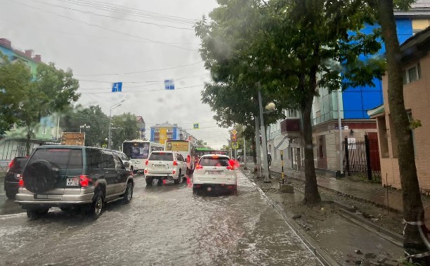 Улицы "поплыли" в Южно-Сахалинске во время дождя