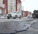 Повреждённые участки дорог Южно-Сахалинска ремонтируют литым асфальтом