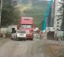 В Южно-Сахалинске дорогу залили грязью с колес большегруза