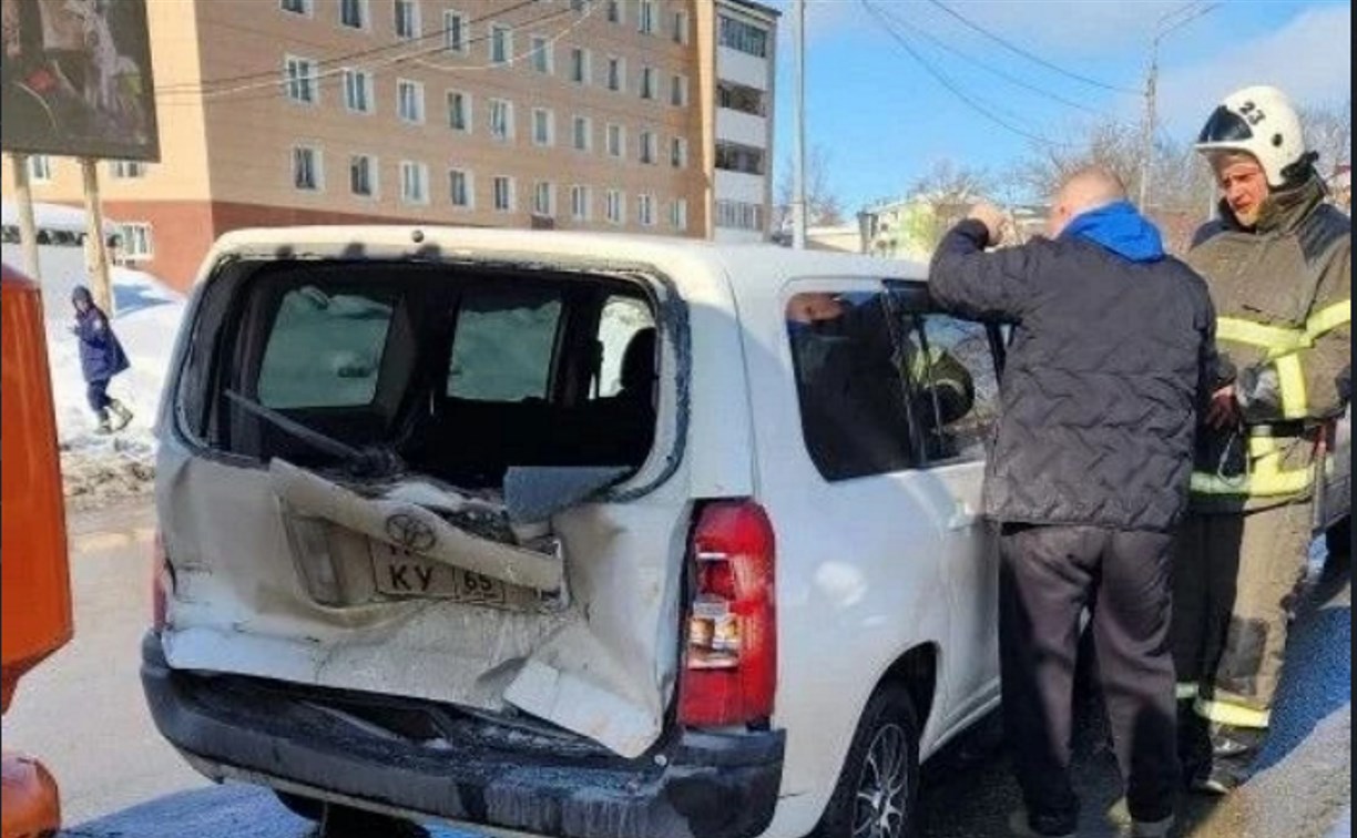 В Долинске два легковых авто столкнулись с КамАЗом из-за гололедицы