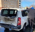 В Долинске два легковых авто столкнулись с КамАЗом из-за гололедицы