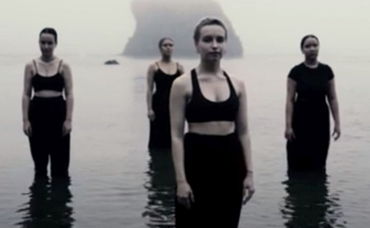 Сахалинки станцевали "Знаешь, бриз" в ледяном море с медузами - видео