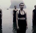 Сахалинки станцевали "Знаешь, бриз" в ледяном море с медузами - видео
