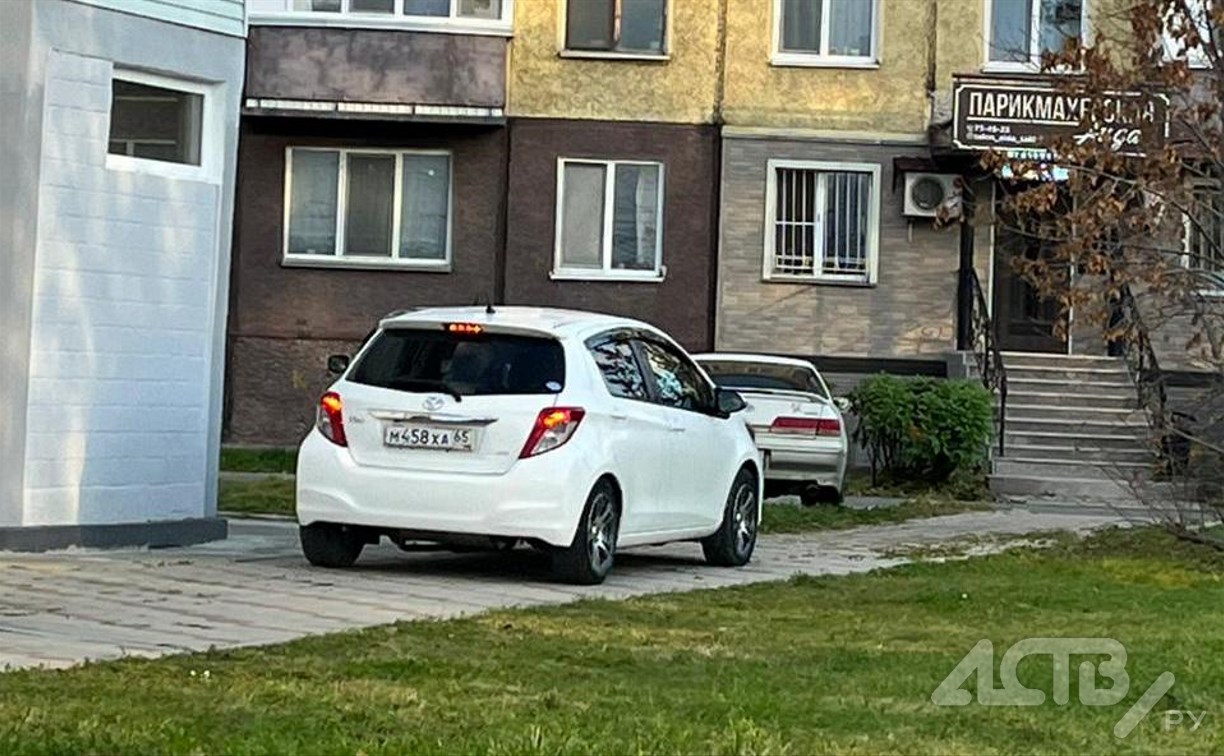 Воспитанный автохам в Южно-Сахалинске придумал изощрённый способ объехать пробку 
