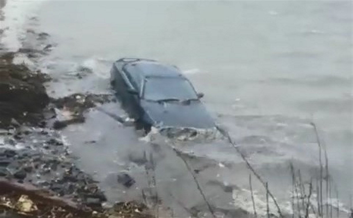 Дважды угнанный автомобиль оказался в море в районе Яблочного