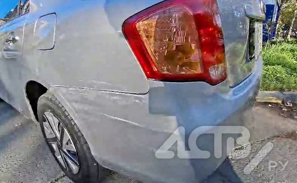 Неизвестный врезался в Toyota Corolla Axio и скрылся с места ДТП в Южно-Сахалинске