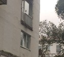 Балкон жилого дома обвалился в Корсакове, 2 женщины пострадали