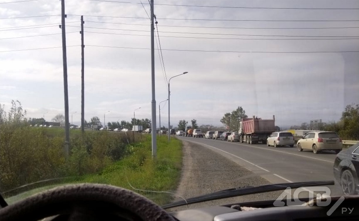 На Транзитной пробка: в Южно-Сахалинске частично перекрыли проезд по путепроводу