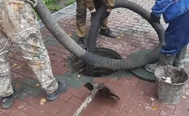 Кидают в унитаз что попало: "жировые колбасы" едва не привели к коммунальной аварии в Углегорске