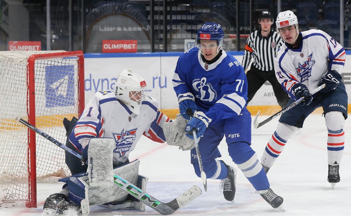 "Сахалинские Акулы" уступили московскому "Динамо" в овертайме 500-го матча