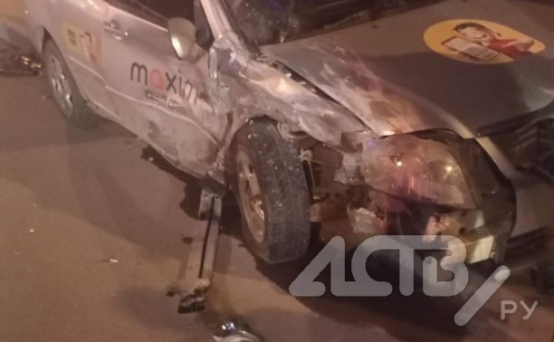 Автомобиль такси попал в ДТП в Южно-Сахалинске