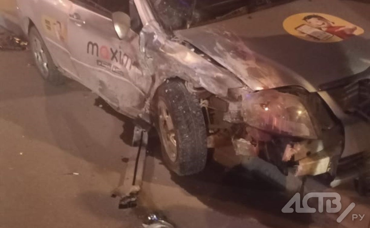 Автомобиль такси попал в ДТП в Южно-Сахалинске