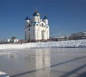 Вандалы разрушили лед на катке у площади Победы в Южно-Сахалинске 