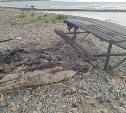 На пляже в Макарове сожгли уличную мебель