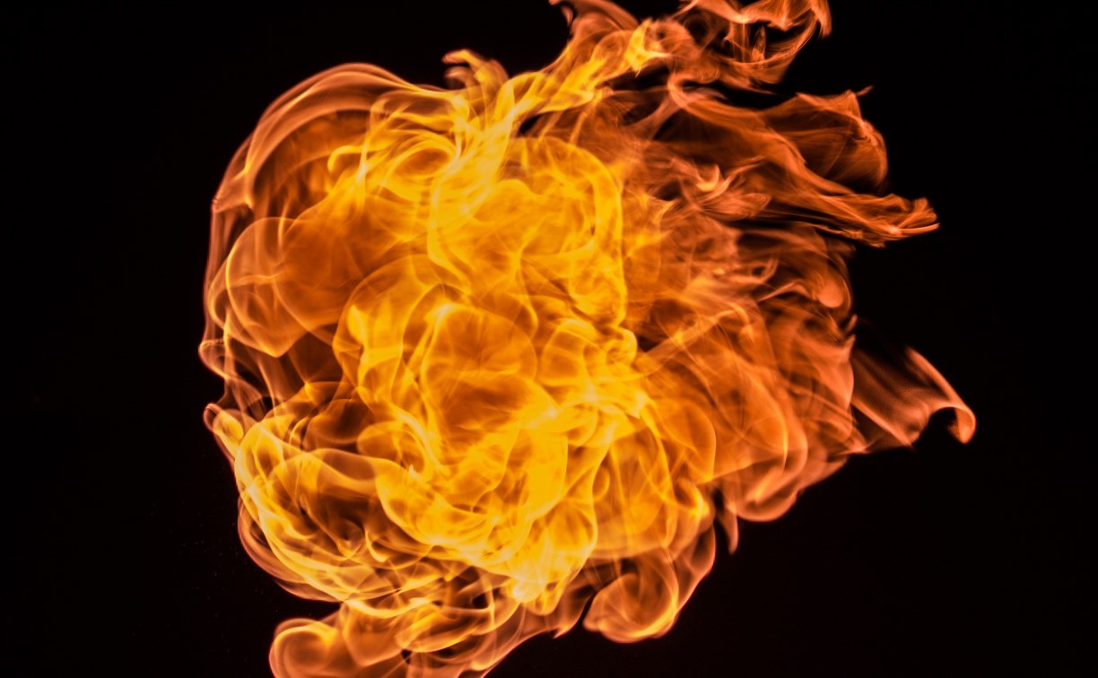 "Ночью могло бабахнуть": на ул. Тихой в Южно-Сахалинске загорелся склад с газовыми баллонами 