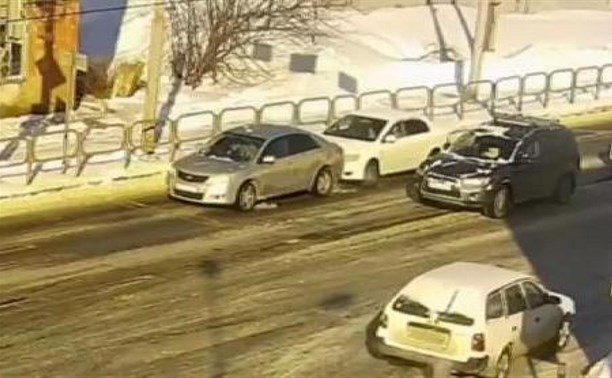 Подвинься: два седана столкнулись в Южно-Сахалинске