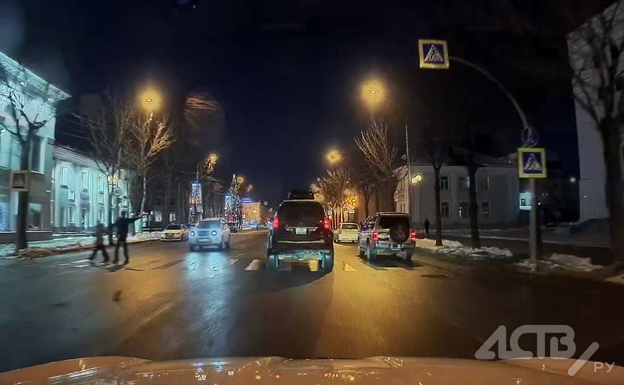 "Лексус" едва не сбил молодого человека и девушку на "зебре" в Южно-Сахалинске 