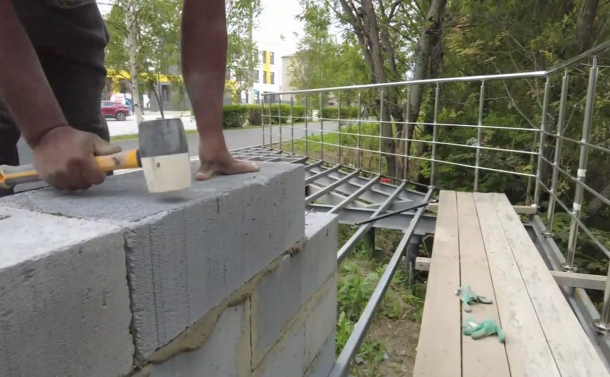 Место для серой цапли готовят строители на улице Калинина в Аниве