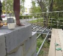 Место для серой цапли готовят строители на улице Калинина в Аниве