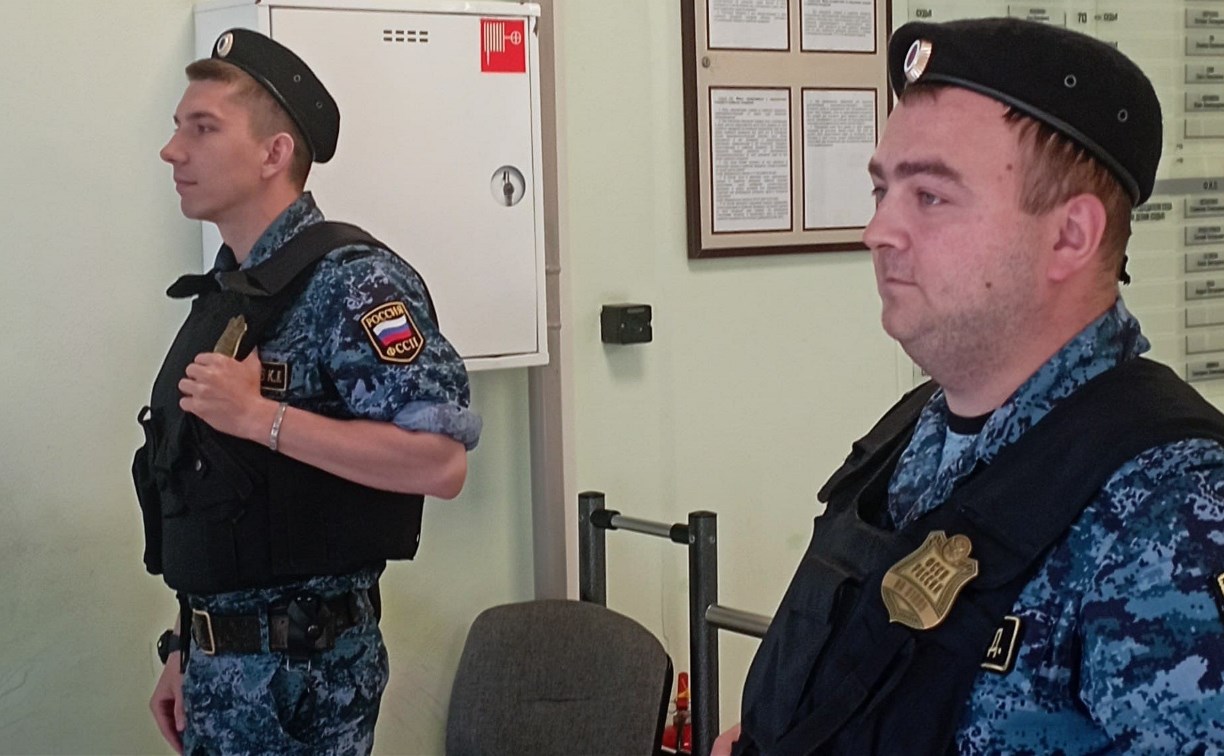 Пьяный мужчина пытался прорваться в здание суда в Южно-Сахалинске