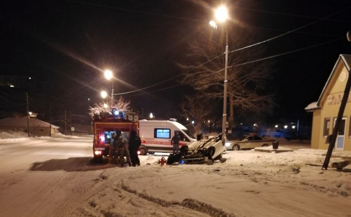 Автомобиль перевернулся в центре Корсакова