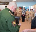 Бойцы принесли в музей на Курилах планшет и погоны сослуживца, героически погибшего в зоне СВО