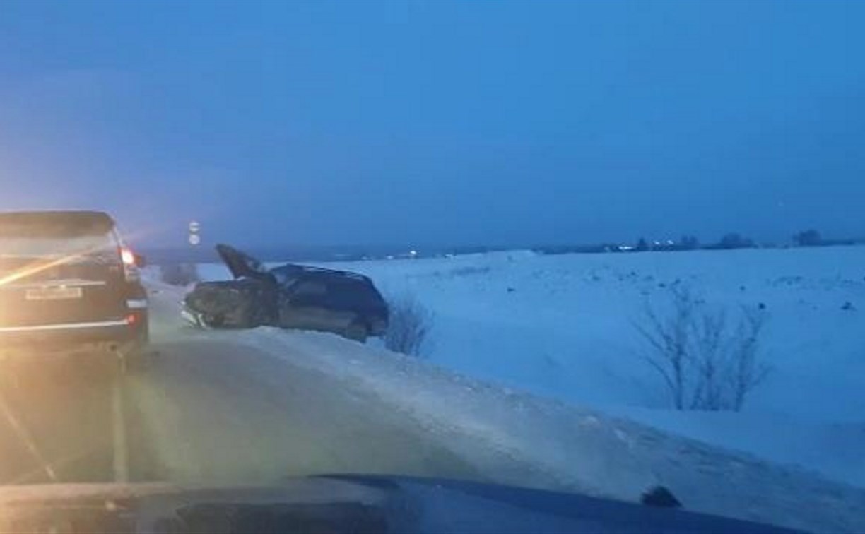 Два человека пострадали при лобовом столкновении универсалов в Южно-Сахалинске