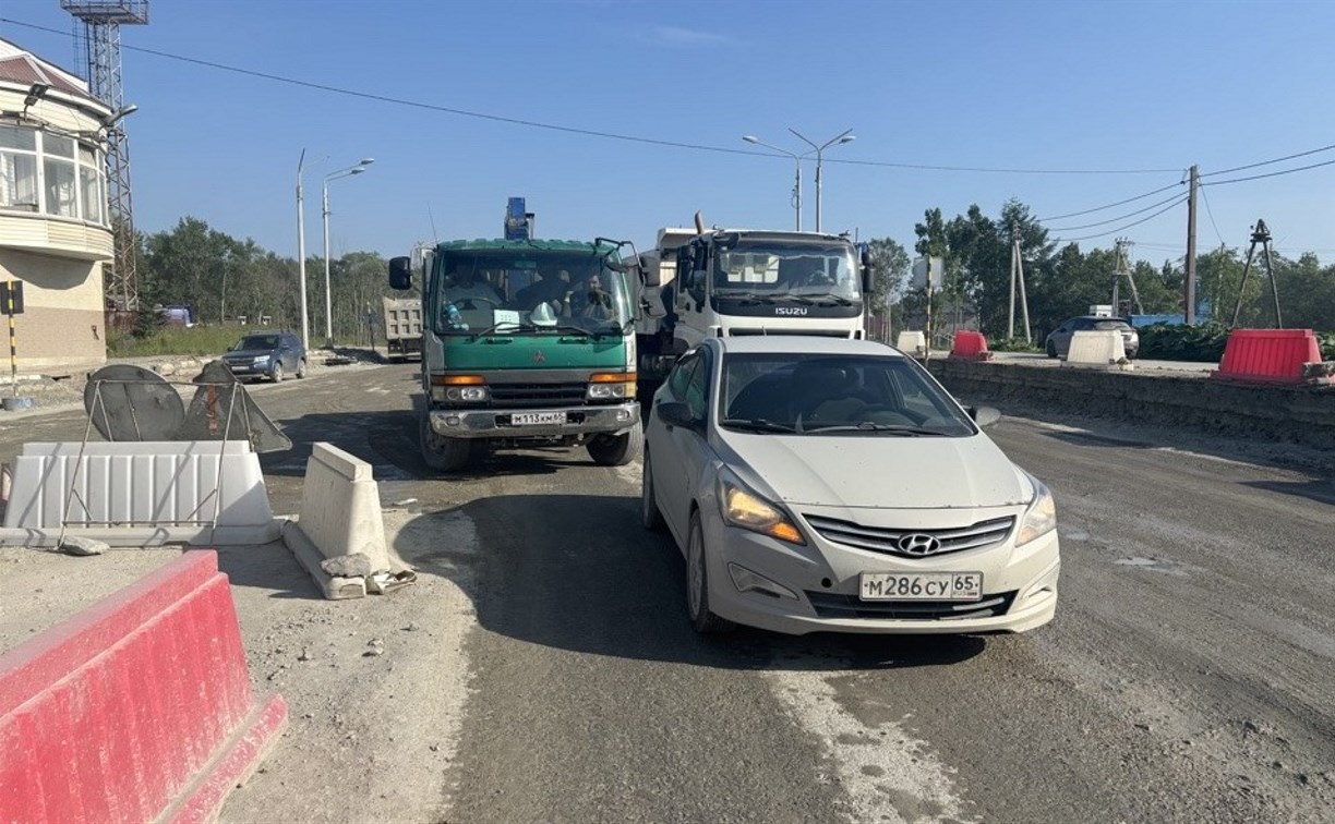 На Сахалине разыскивают очевидцев аварии между Hyundai Solaris и Mitsubishi Fuso на корсаковской трассе
