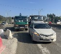 На Сахалине разыскивают очевидцев аварии между Hyundai Solaris и Mitsubishi Fuso на корсаковской трассе
