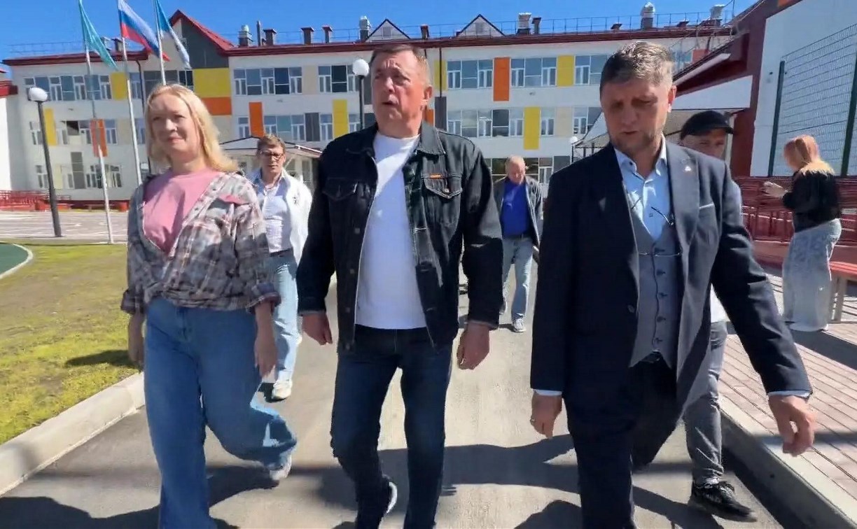 Валерий Лимаренко посетил новую школу в Северо-Курильске