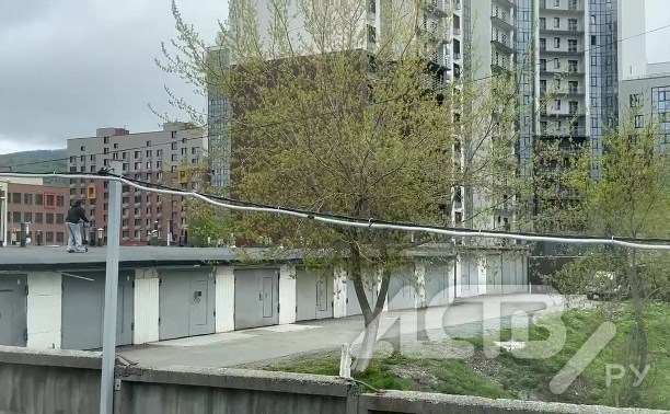В Южно-Сахалинске подростки на самокатах проложили трассу на крыше гаражей