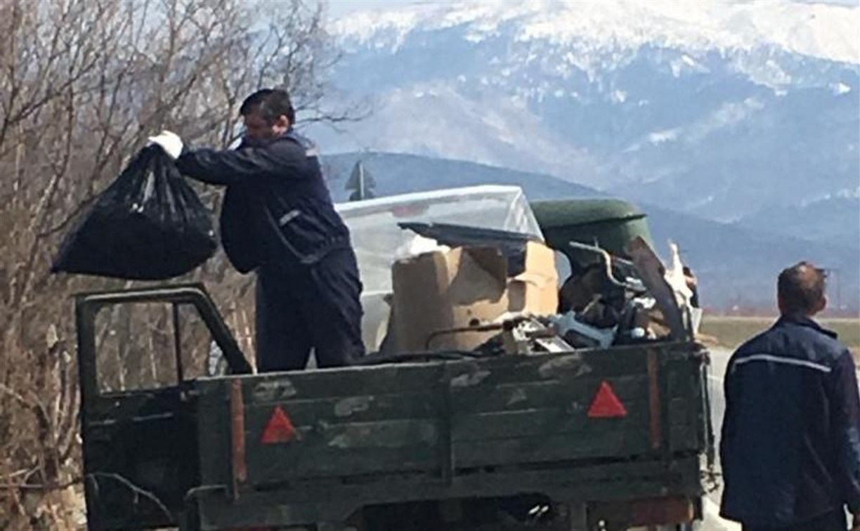 Десятки мешков со строительным мусором выгрузили неизвестные в Ключах