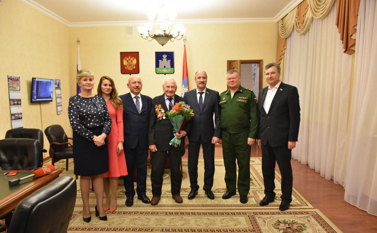 Сахалинский депутат наградил ветерана в Орле