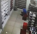 Мужчина зашел в гипермаркет в Южно-Сахалинске, переобулся в новые ботинки, срезал магнит и ушел