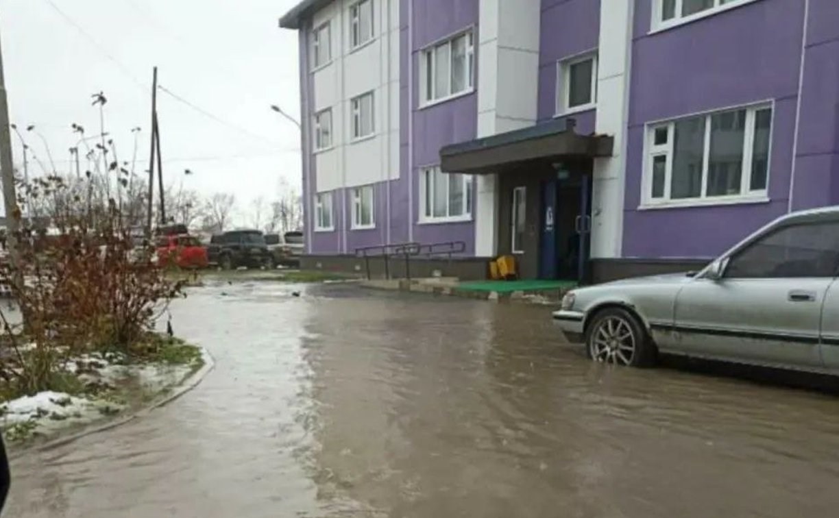 Дождь затопил дворы Южно-Сахалинска