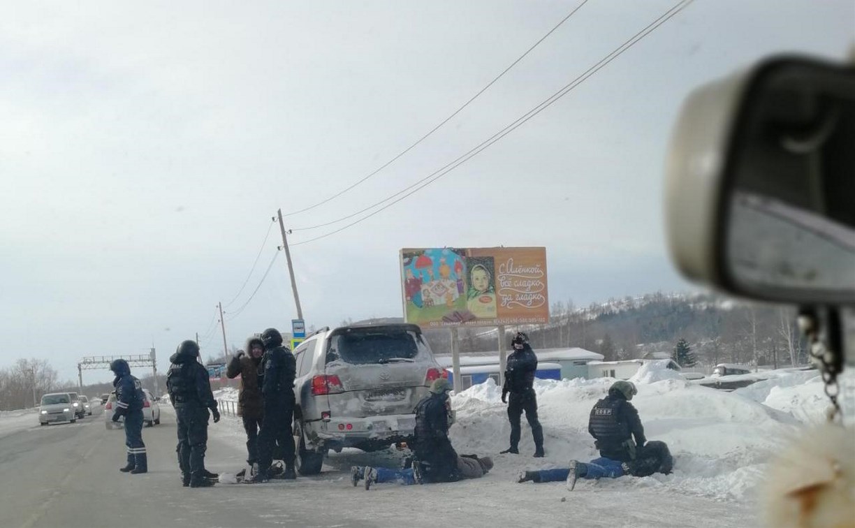 Автомобиль с оружием задержали на юге Сахалина