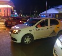 В Южно-Сахалинске таксист поцарапал дверью авто другого таксиста