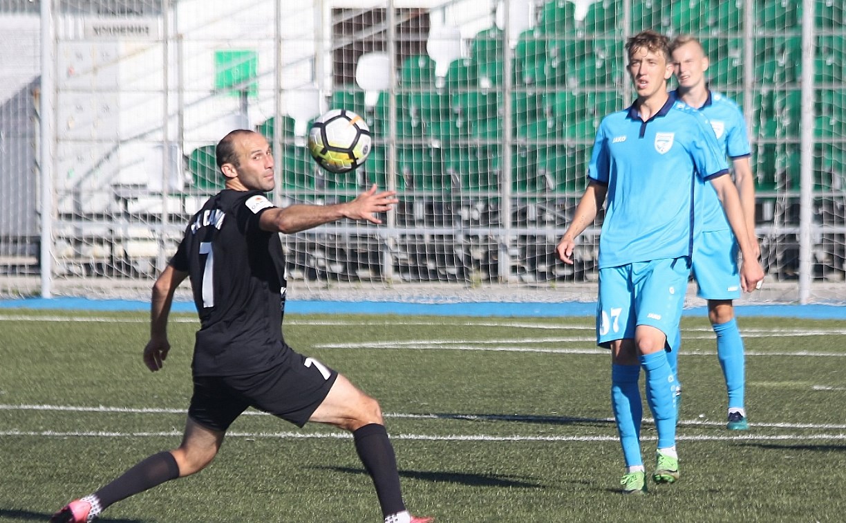 В последнем матче 2018 года футболисты «Сахалина» «всухую» разгромили «Сибирь-2»