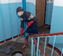 В подъездах домов Южно-Сахалинска начали делать генеральные уборки
